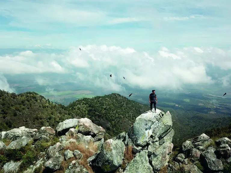 Senderistas buscan llegar a la cima del volcán Sangangüey, en Nayarit, una ruta de altura ideal para amantes del trekking y la naturaleza.