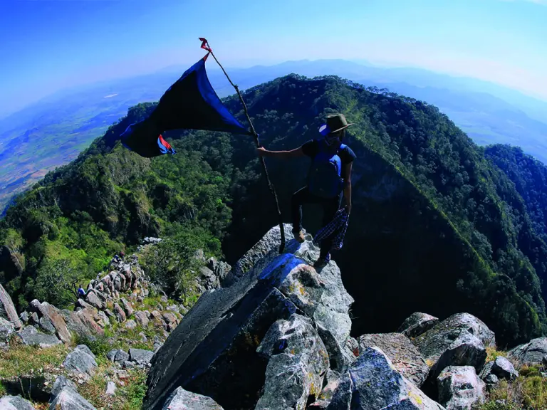 Ascenso al volcán Sangangüey,  aire puro y panorámicas que muestran la riqueza natural de Nayarit desde más de 2,000 metros de altura.