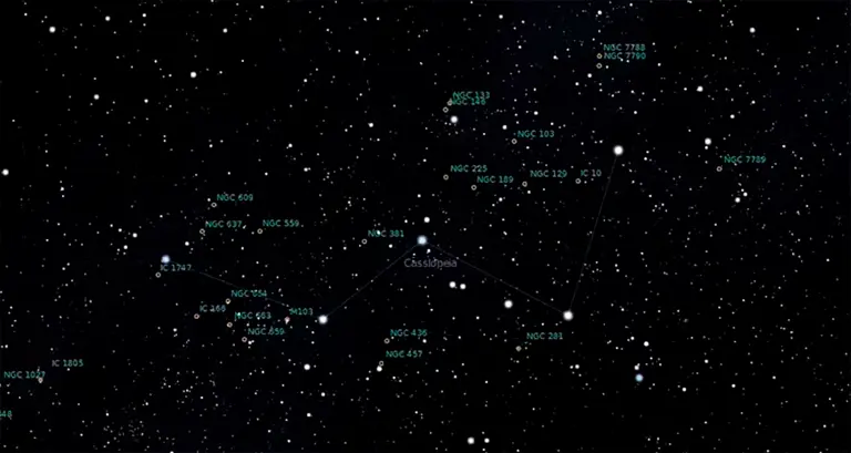 Casiopea y varios de sus objetos, imagen de la app Stellarium.