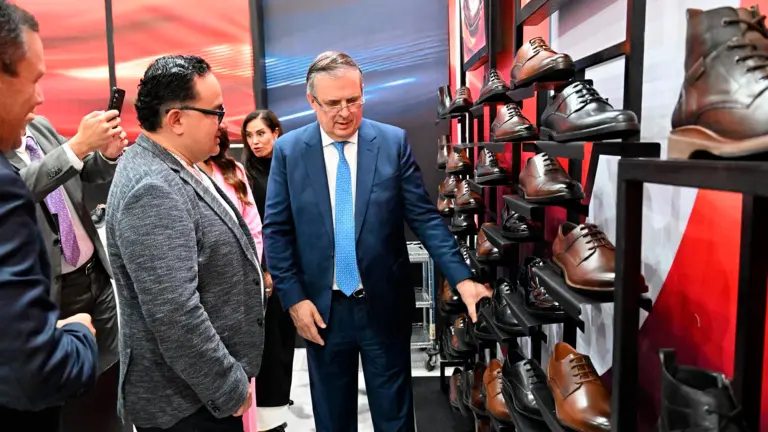Marcelo Ebrard, secretario de Economía, anunció medidas arancelarias para la importación de zapatos desde Asia.