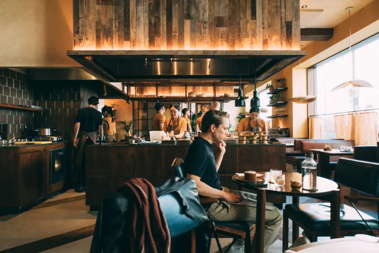 Interior de KOL, que combina diseño contemporáneo con guiños a la cultura mexicana.