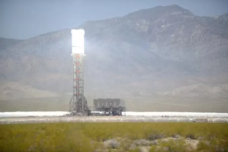 Las torres de energía solar de concentración de Ivanpah. Es una de las mayores plantas termosolares del mundo, situada en el desierto de Mojave (California, Estados Unidos).
