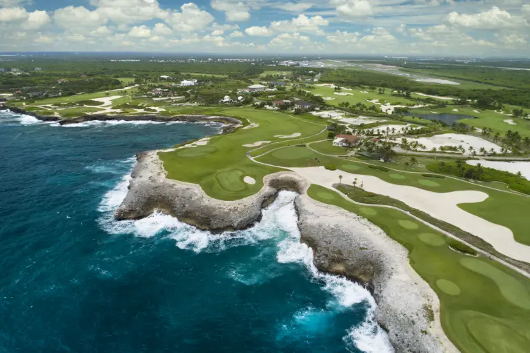 Corales es una comunidad ultraprivada situada dentro del prestigioso Punta Cana Resort & Club, en la provincia de La Altagracia, en el oriente del país.