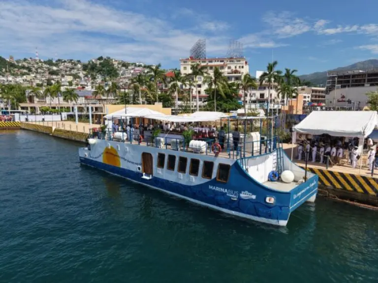 Marinabús en su viaje de inauguración en Acapulco.