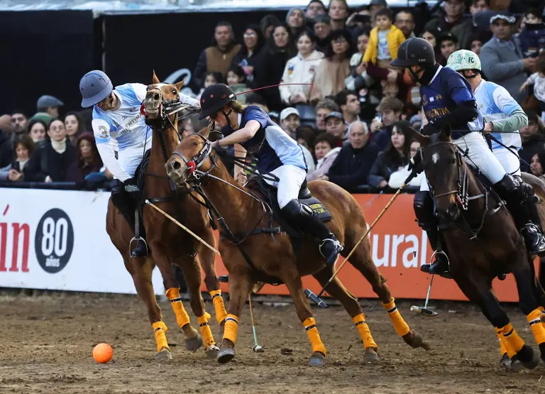 Juan Falabella y Lucas Goti disputan el balón durante un partido de exhibición de polo en la exposición anual de la Sociedad Rural.