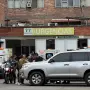 Colegas del periodista Cristian Herrera se reúnen frente al Hospital Universitario Erasmo Meoz en Cúcuta, Colombia.