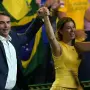 El aspirante presidencial derechista de Brasil, Flavio Bolsonaro, saluda junto a su esposa, Fernanda Bolsonaro, durante el lanzamiento de su candidatura en la convención del Partido Liberal (PL).