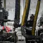 Conductor de camión conecta un brazo de carga de combustible a su camión cisterna en una terminal petrolera.