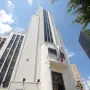 El icónico edificio El Moro, sede de la Lotería Nacional, muestra pequeños desprendimientos en su fachada, luego del sismo de este lunes. Foto EE: Eric Lugo