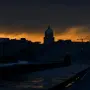 Vista de la ciudad al amanecer durante el cuarto día de un apagón masivo en La Habana el 21 de octubre de 2024.