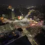 Una vista de dron muestra a estudiantes y manifestantes antigubernamentales encendiendo las linternas de sus teléfonos móviles durante la protesta.