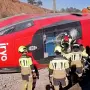 Los bomberos trabajan en la cabecera del tren Iryo siniestrado en Adamuz