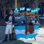 Un vendedor ofrece banderas y recuerdos de Argentina en una calle de Buenos Aires, donde el fútbol, la identidad nacional y la vida urbana se encuentran.