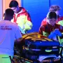 Personal de emergencia y agentes de policía trabajan cerca del lugar donde una persona murió y unas 15 resultaron heridas después de que, al parecer, un automóvil atropellara a la multitud.