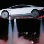 Tesla mostró una versión del Roadster capaz de elevarse brevemente y realizar maniobras en el aire. Aunque la demostración sorprendió, esta función no está aprobada para vías públicas y la producción para clientes está prevista para 2028.