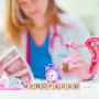 La menopausia no solo transforma el cuerpo de las mujeres. También puede alterar su descanso, salud emocional, vida sexual y desempeño laboral. En México, más de seis millones de mujeres atraviesan el climaterio, de acuerdo con la Secretaría de Salud, esta etapa comienza a reconocerse como un desafío de salud pública con implicaciones económicas.Un estudio del Fondo de Población de las Naciones Unidas (UNFPA) en México y SinReglas reveló que 67% de las participantes experimenta síntomas que afectan sus actividades laborales o cotidianas.El problema trasciende las molestias físicas: muchas mujeres atraviesan la menopausia durante una etapa de consolidación profesional.mucho más que bochornosLa menopausia ocurre, generalmente, entre los 45 y 55 años, pero sus manifestaciones pueden comenzar antes. Insomnio, sudoraciones nocturnas, cambios emocionales, sequedad vaginal y dificultades de concentración forman parte de los síntomas que algunas mujeres experimentan.La Investigadores de Monash University, en Australia, analizaron información de 5,509 mujeres y encontraron que la prevalencia de bochornos moderados o severos aumentó de 8.8% durante la premenopausia a 37.3% en la perimenopausia tardía. La salud mental también merece atención. Un metaanálisis de University College London (UCL), basado en siete estudios con 9,141 participantes, identificó un riesgo aproximadamente 40% mayor de presentar síntomas depresivos durante la perimenopausia, frente a la etapa premenopáusica. deuda con la salud femeninaLa disminución de estrógenos también se relaciona con cambios en la salud ósea y genitourinaria, además de modificaciones en factores de riesgo cardiovascular. Por ello, la atención médica debe contemplar prevención, diagnóstico y seguimiento.La terapia hormonal puede aliviar determinados síntomas, especialmente los bochornos y sudoraciones nocturnas, aunque no todas las mujeres son candidatas. Existen alternativas no hormonales y tratamientos psicológicos respaldados por evidencia científica. En México comienzan a desarrollarse propuestas de atención multidisciplinaria, como Menopausia Libre, de Grupo Reina Madre, que integra ginecología, nutrición, sexología y neuropsicología.el costo de ignorarlaEl estudio de UNFPA y SinReglas identificó que hasta 30% de la brecha salarial entre mujeres y hombres de 40 a 60 años permanece sin explicación mediante factores observables, aunque esto no demuestra que la menopausia sea su causa.Reconocer esta transición, ampliar el acceso a tratamientos y promover entornos laborales informados puede contribuir a preservar el bienestar y las oportunidades profesionales de millones de mexicanas