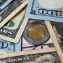 El peso mexicano se deprecia tras noticias que podrían incrementar la tensión en Oriente Medio, pero recuperó parte de lo perdido por datos locales de inflación.
