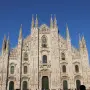 La catedral de Milán, conocida como Duomo, domina el centro histórico y ofrece vistas panorámicas desde sus terrazas de mármol.