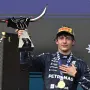 Andrea Kimi Antonelli, piloto de Mercedes, celebra con el trofeo tras ganar el Gran Premio de Estados Unidos de Fórmula 1 en Austin, Texas. Foto: Reuters.