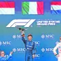 Formula One F1 - United States Grand Prix - Circuit of the Americas, Austin, Texas, U.S. - October 25, 2026Andrea Kimi Antonelli, de Mercedes, celebra su triunfo en el Gran Premio de Estados Unidos junto a Charles Leclerc, de Ferrari, y Max Verstappen, de Red Bull, segundo y tercer lugar, respectivamente. Foto: Reuters.